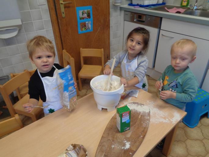 Kinder beim Brotbacken