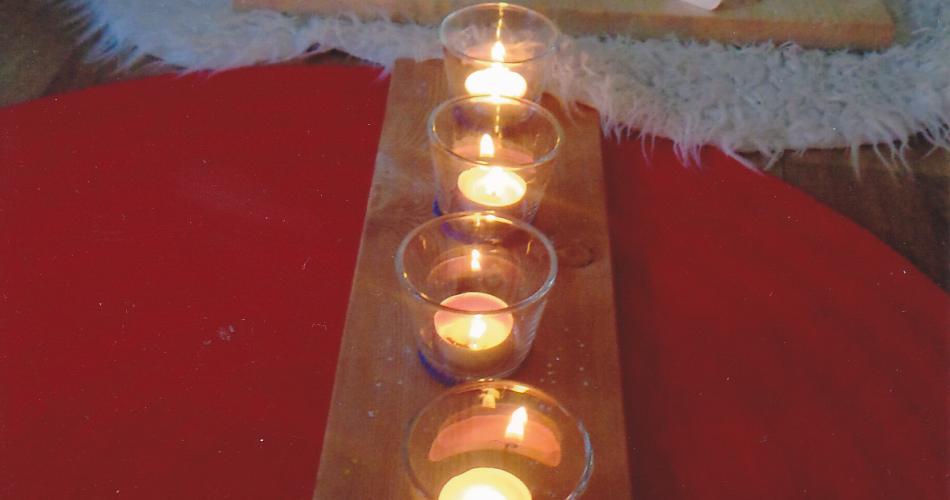 Weihnachtskrippe im Kerzenschein