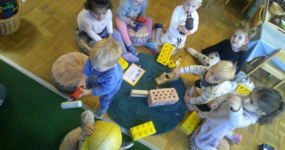 Sprechen über die neue Kinderkrippe