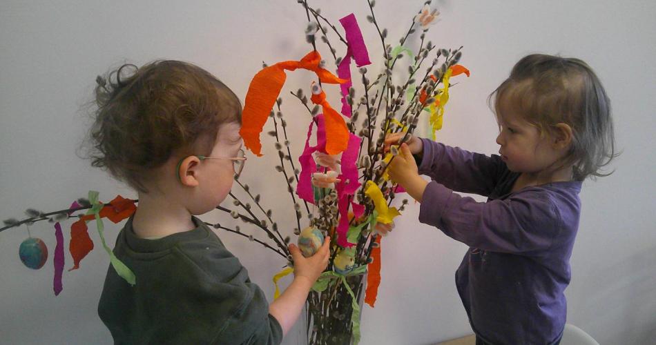 Osterstrauch schmücken